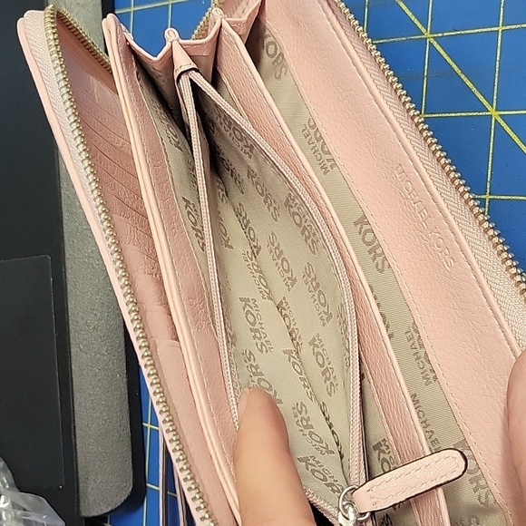 Michael Kors Pink Clutch Wristlet with Metallic Logo 13x4x1 Preloved - Picture 10 of 12